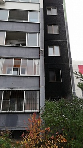 В жилом комплексе «Тополиная аллея» произошел пожар в квартире на первом этаже В жилом комплексе «Тополиная аллея» произошел пожар в квартире на первом этаже